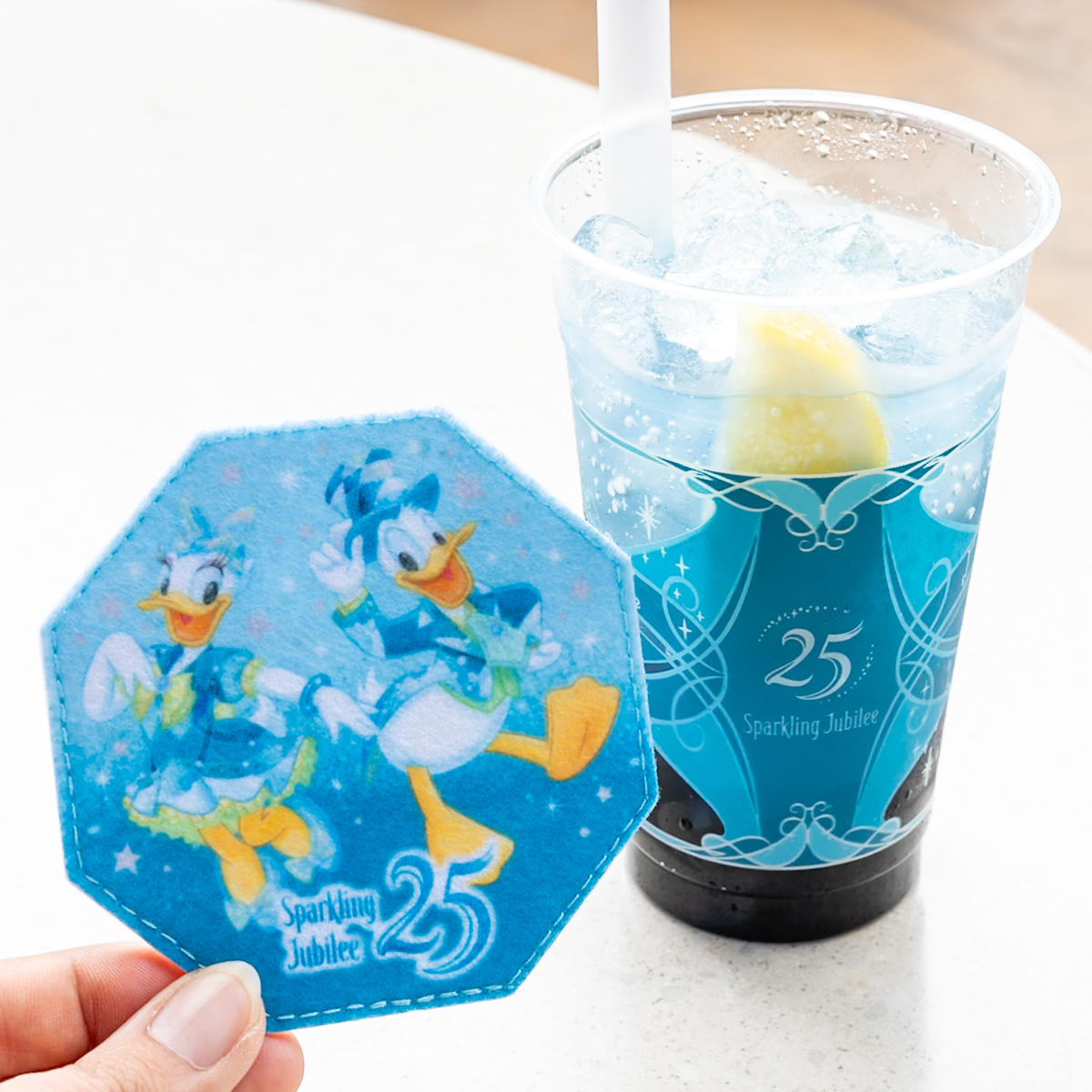 「東京ディズニーシー25周年“スパークリング・ジュビリー”」レモネード（ブルーシロップ＆バタフライピー）、スーベニアコースター付き
