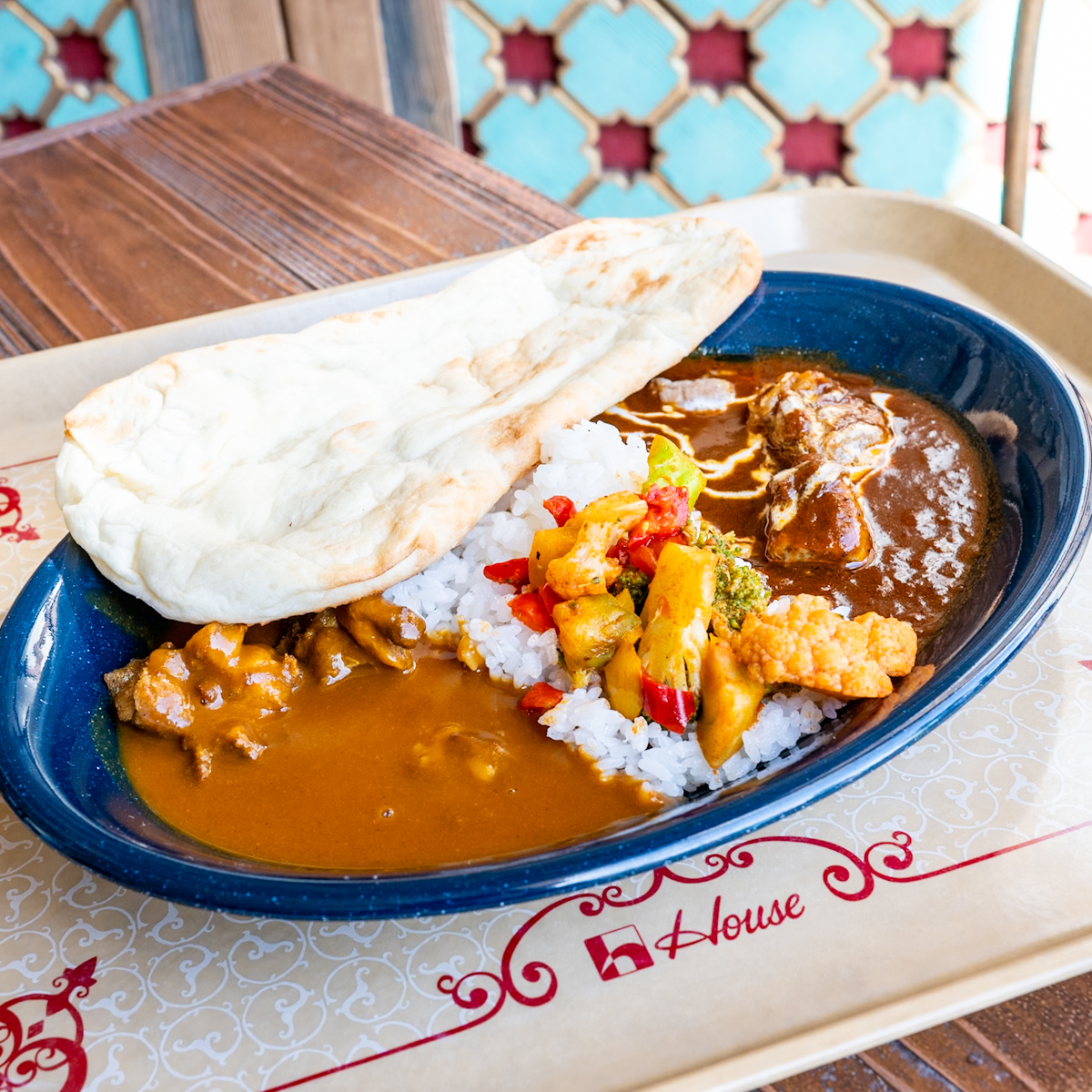 スペシャルコンビカリーライス、ナン添え（中辛ビーフ＆甘口チキン）