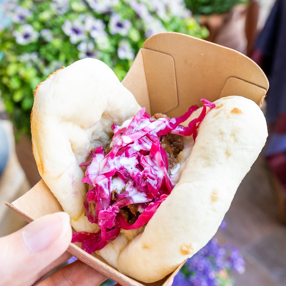 カリー香るビーフのナンサンド、フムスとヨーグルトソース（ハウス こくまろカレー使用）1