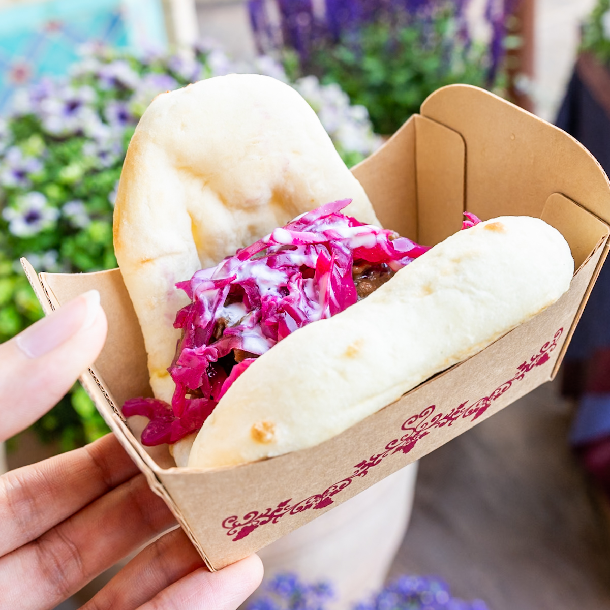 カリー香るビーフのナンサンド、フムスとヨーグルトソース（ハウス こくまろカレー使用）