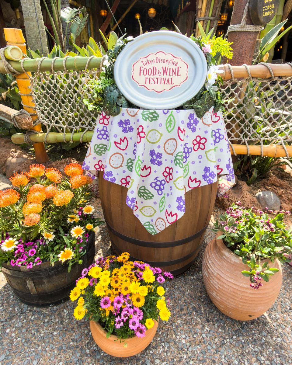 販売店舗：東京ディズニーシー／ファンタジースプリングス「ルックアウト・クックアウト」　フード&ワイン・フェスティバルデコレーション