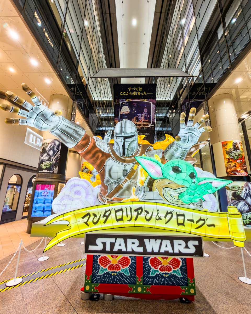 「マンダロリアン」と「グローグー」の巨大「スター・ウォーズ」ねぶたの展示1