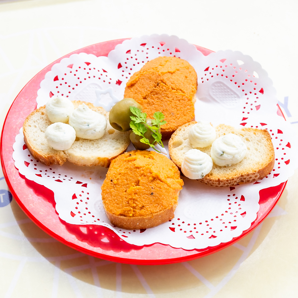 2種のカナッペ(スモークチキンムース、チーズ)