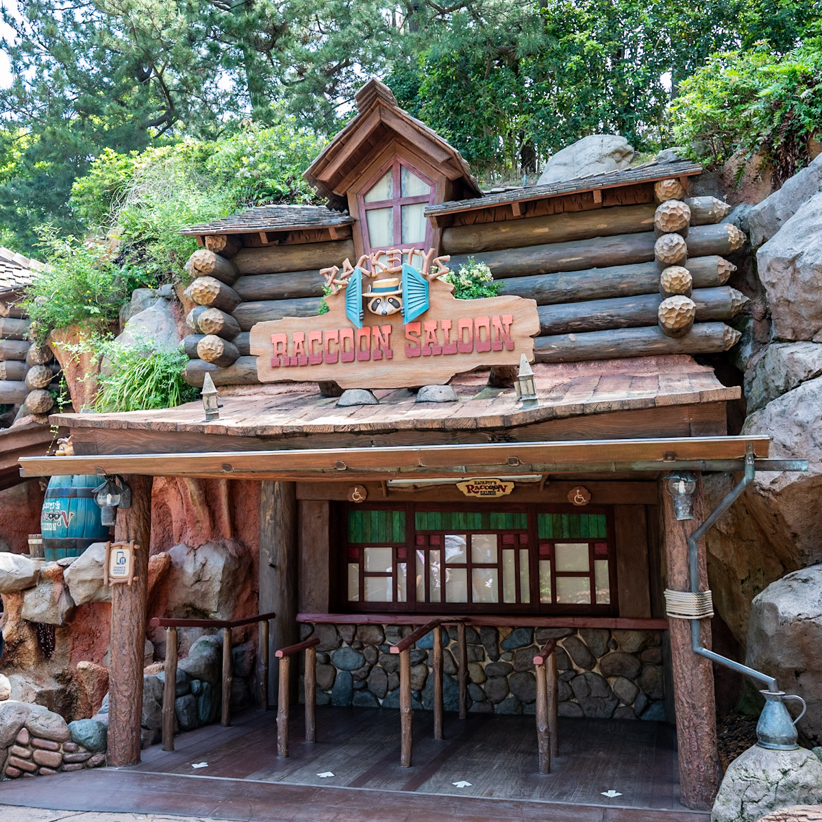 東京ディズニーランド「ラケッティのラクーンサルーン」