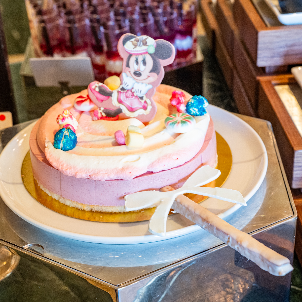 ロリポップキャンディーにのったミニーがかわいい"チェリーとグレープフルーツのフロマージュブランムース"