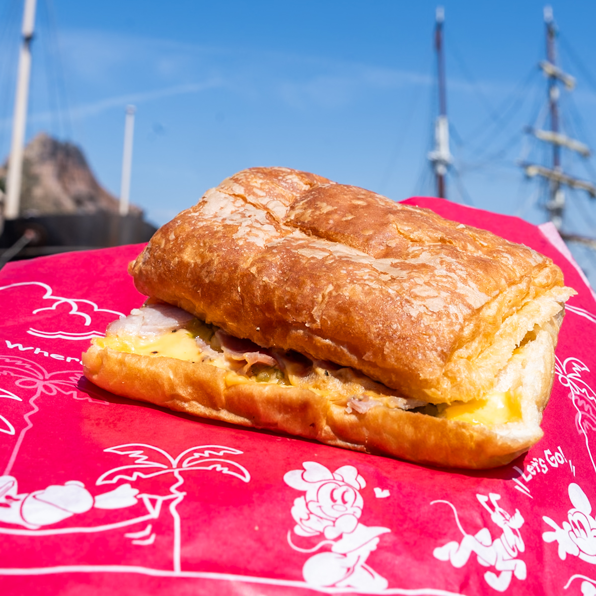 東京ディズニーシー「ハドソンリバー・ハーベスト」ホットデニッシュサンド（ハム＆チーズ）2