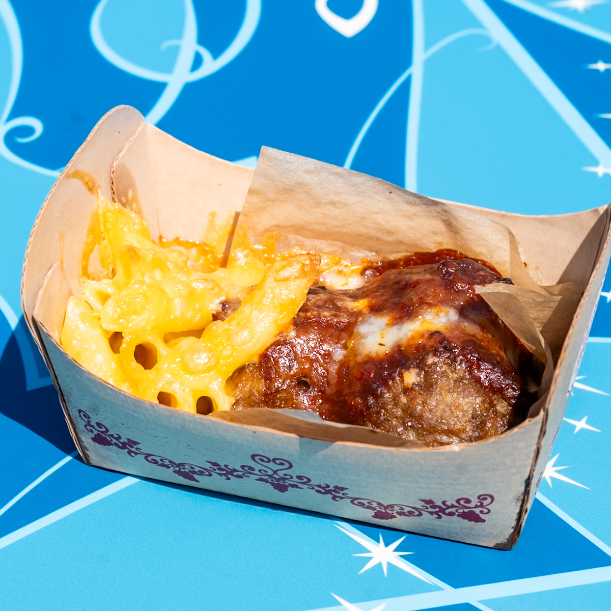 東京ディズニーシー・フード＆ワイン・フェスティバル／ハドソンリバー・ハーベスト「ハヤシソースのミートボールとマカロニチーズ（ハウス 完熟トマトのハヤシライスソース使用）」