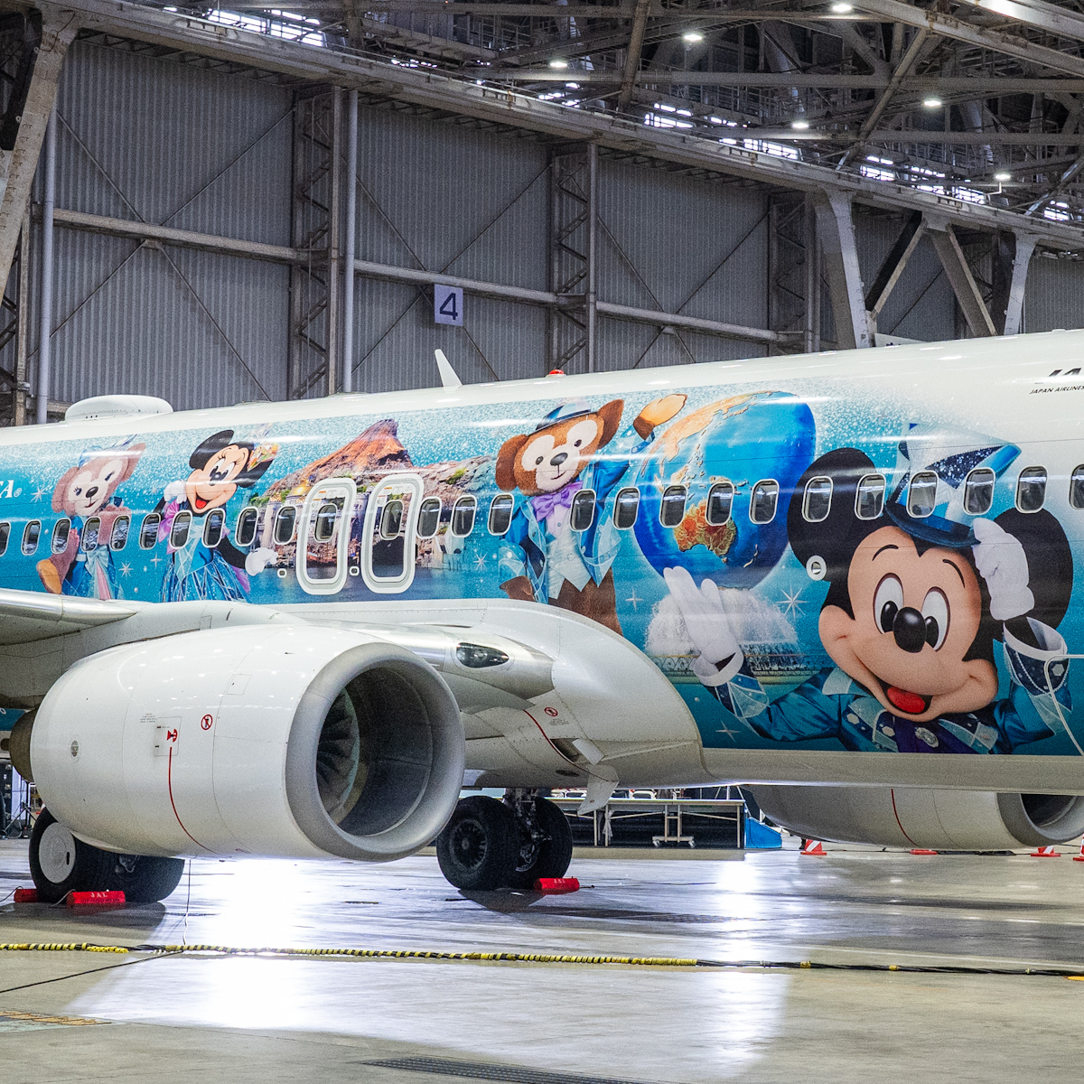 『東京ディズニーシー25周年“スパークリング・ジュビリー”』日本航空「JAL Jubilee Express」機体　ダッフィー、シェリーメイ