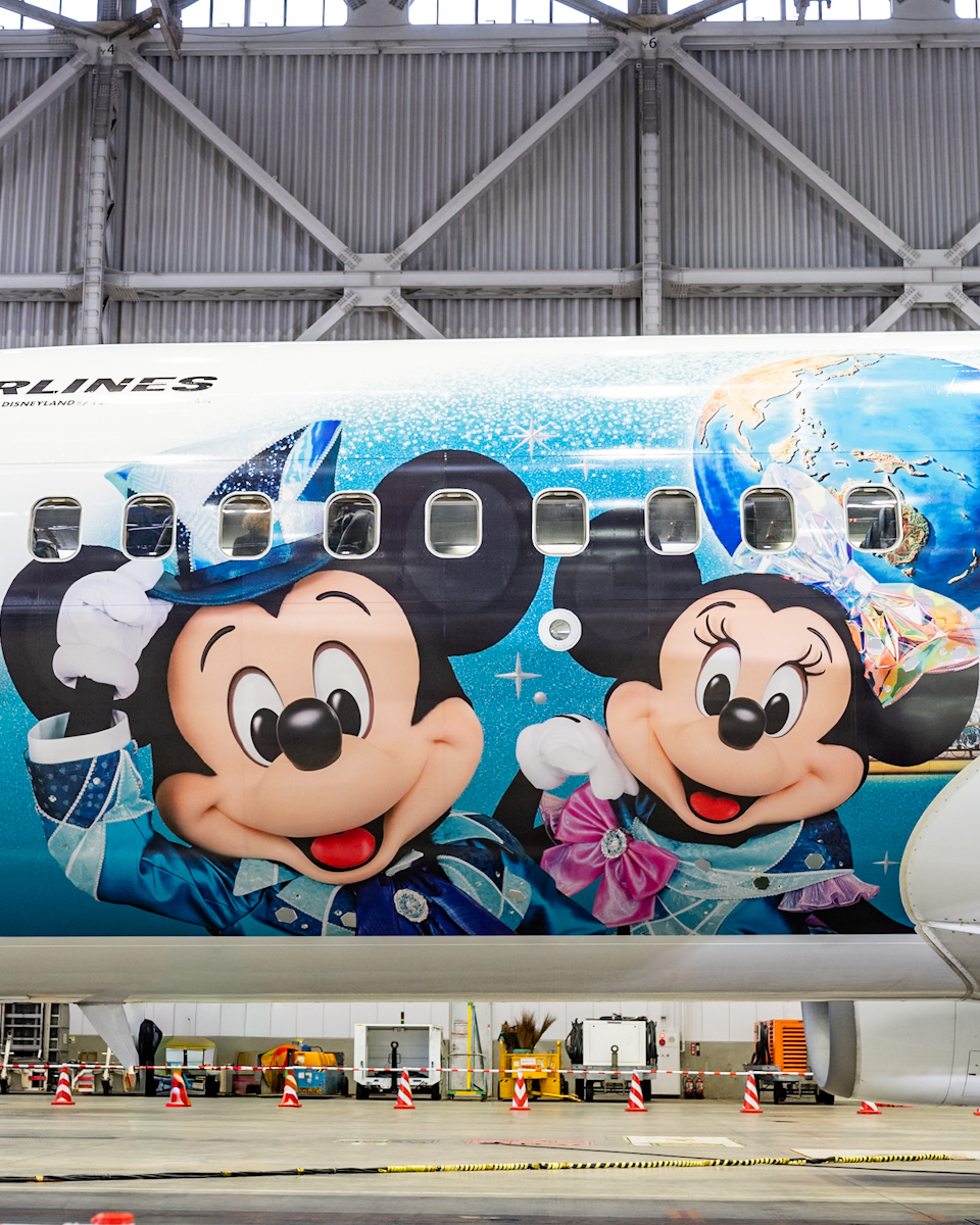 『東京ディズニーシー25周年“スパークリング・ジュビリー”』日本航空「JAL Jubilee Express」機体ミッキー、ミニー