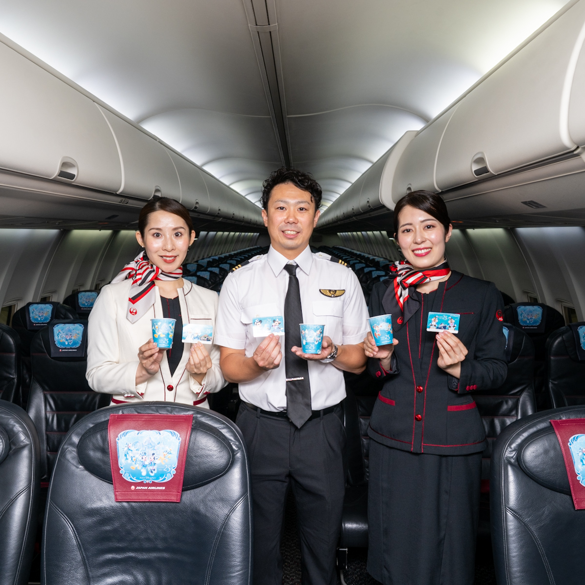 『東京ディズニーシー25周年“スパークリング・ジュビリー”』日本航空「JAL Jubilee Express」キャビンアテンダント