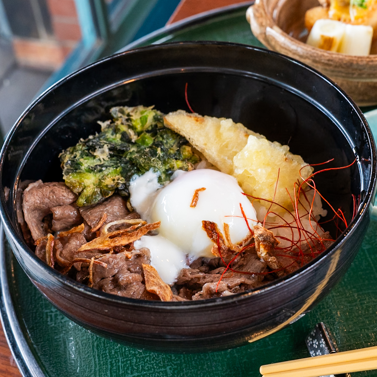 和牛と野菜の丼、半熟玉子添え