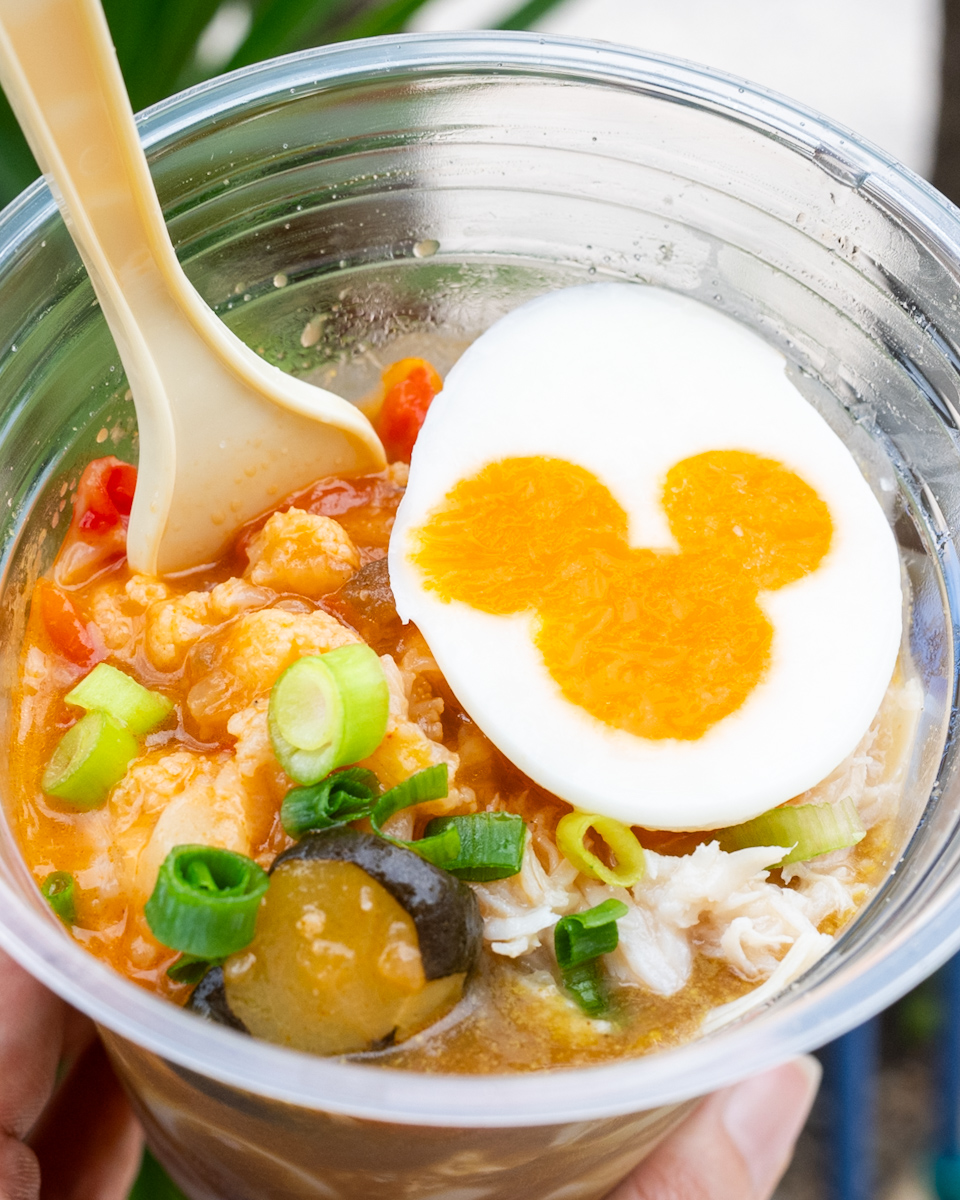 東京ディズニーシー/サルタンズ・オアシス「チキンとエッグの冷やしカレーうどん(中辛)」1