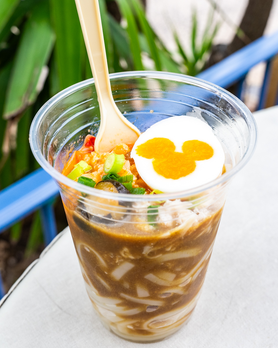 東京ディズニーシー/サルタンズ・オアシス「チキンとエッグの冷やしカレーうどん(中辛)」