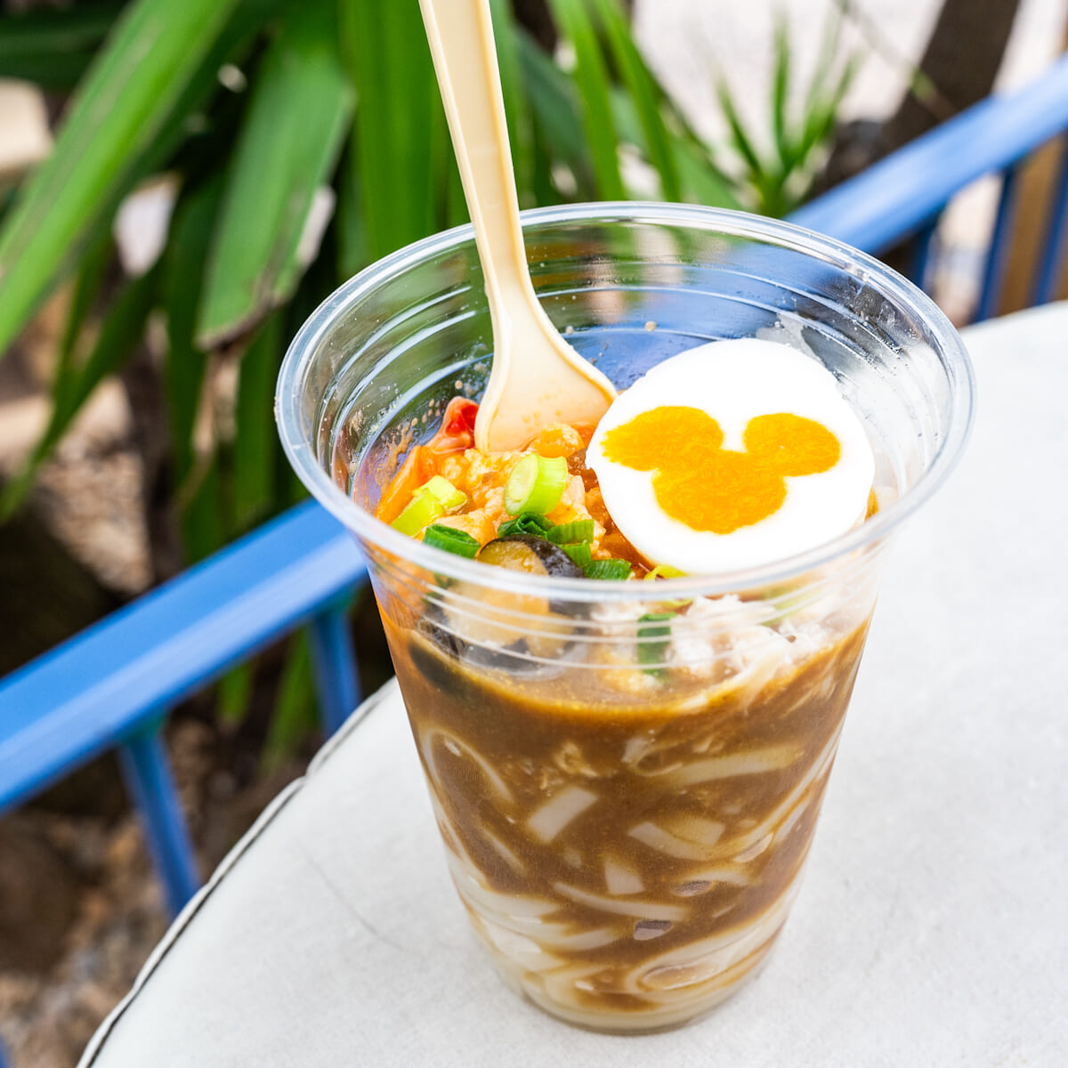 東京ディズニーシー／サルタンズ・オアシス「チキンとエッグの冷やしカレーうどん（中辛）」5