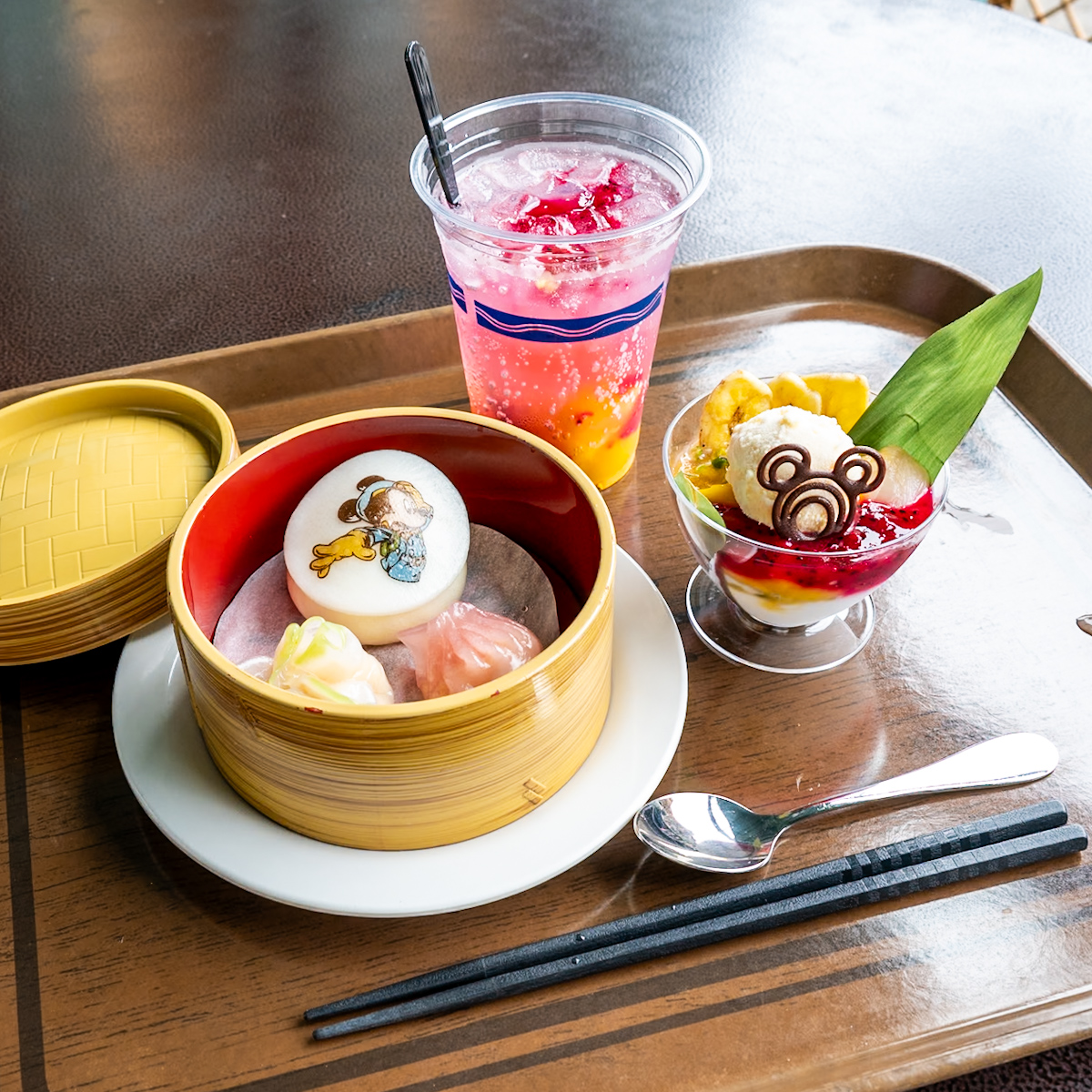 東京ディズニーシー/ヴォルケイニア・レストラン「杏仁豆腐&フルーツサンデー、ピスタチオ添え」など