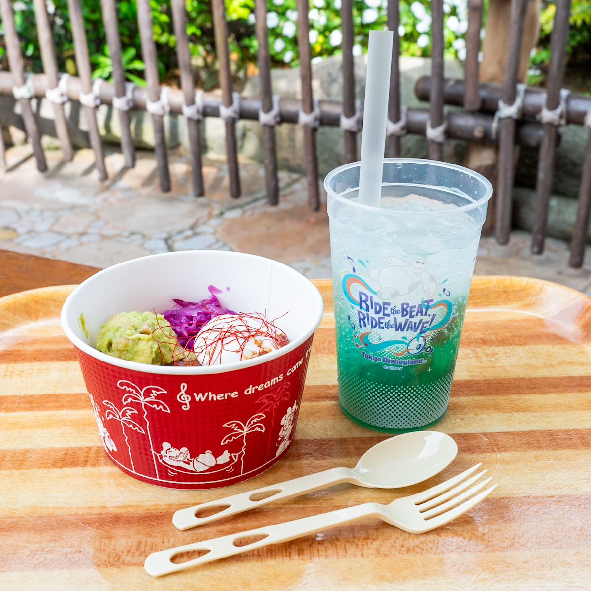 東京ディズニーランド「グランマ・サラのキッチン」サラおばあちゃんのおすすめセット(ローストビーフとアボカドサーモンのライスボウル、エッグ添え)