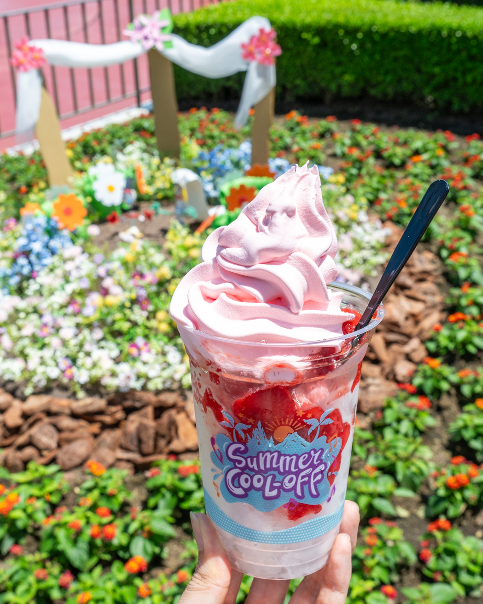 東京ディズニーランド「アイスクリームコーン」シェイブアイスサンデー（ストロベリー）2