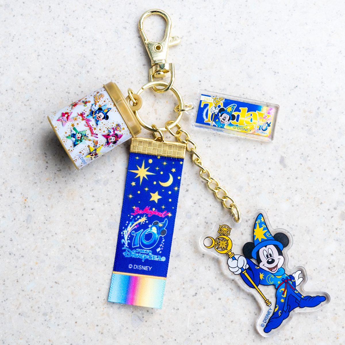 Todayやチョコクランチ缶もデザイン!「東京ディズニーシー25周年“スパークリング・ジュビリー”」カプセルトイ(キーチェーン)10周年 裏面