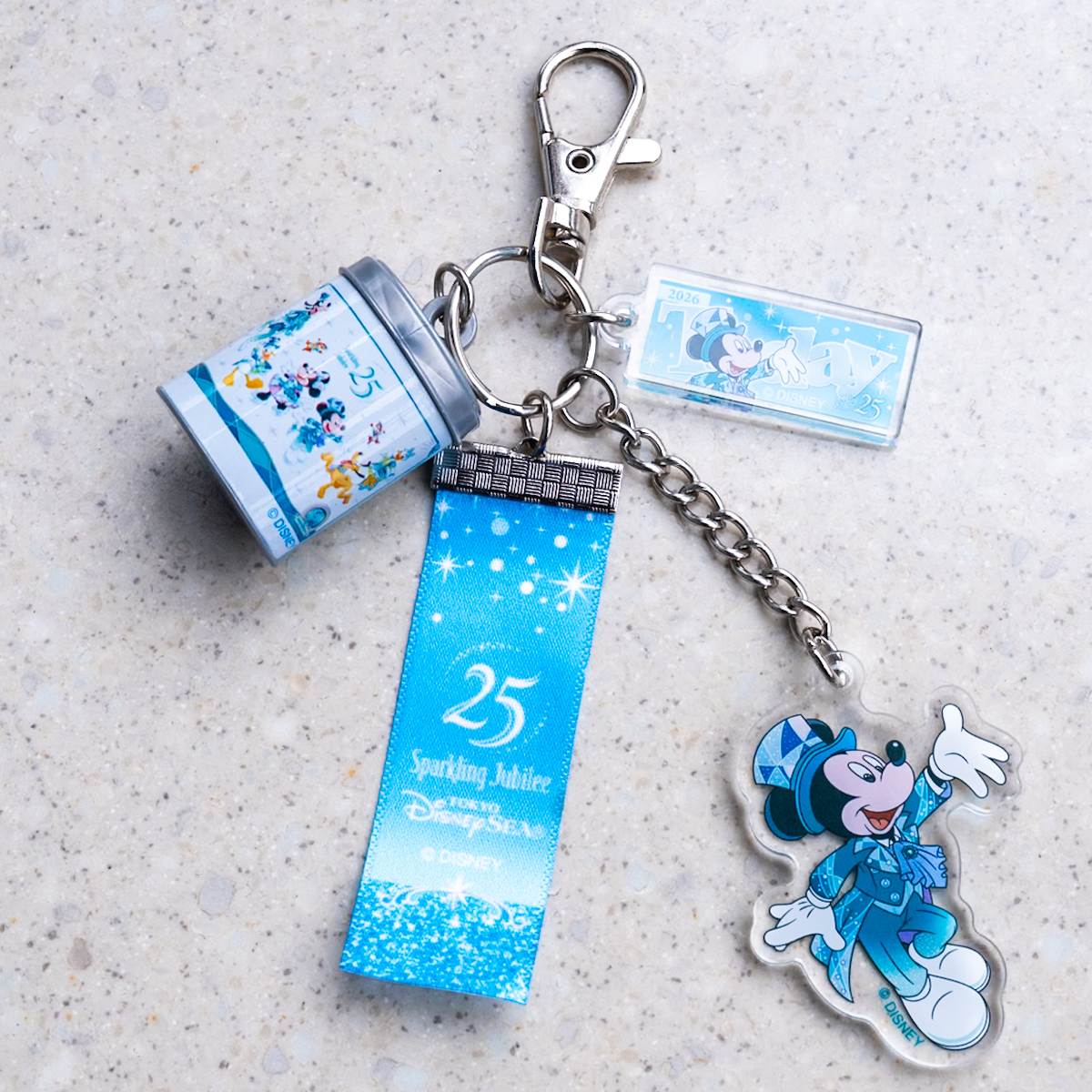 Todayやチョコクランチ缶もデザイン!「東京ディズニーシー25周年“スパークリング・ジュビリー”」カプセルトイ(キーチェーン)25周年裏面