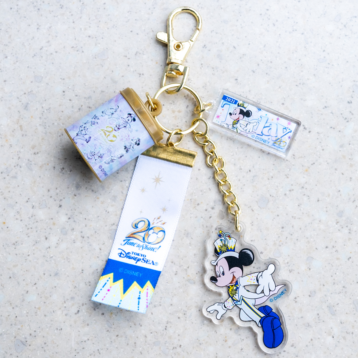 Todayやチョコクランチ缶もデザイン!「東京ディズニーシー25周年“スパークリング・ジュビリー”」カプセルトイ(キーチェーン)20周年 裏面