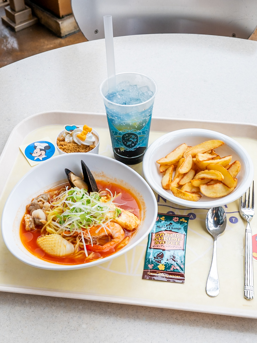 東京ディズニーシー「ホライズンベイ・レストラン」シーフードの冷やし麺（トマト＆サフラン）、ガーリックシュリンプソース付きとフライドポテト