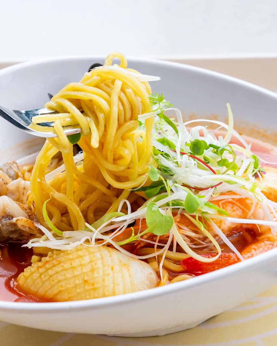 シーフードの冷やし麺（トマト＆サフラン）、ガーリックシュリンプソース付き1