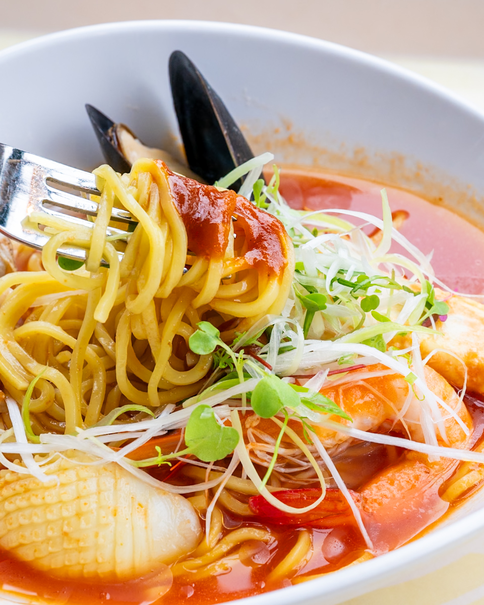 シーフードの冷やし麺（トマト＆サフラン）、ガーリックシュリンプソース付き1