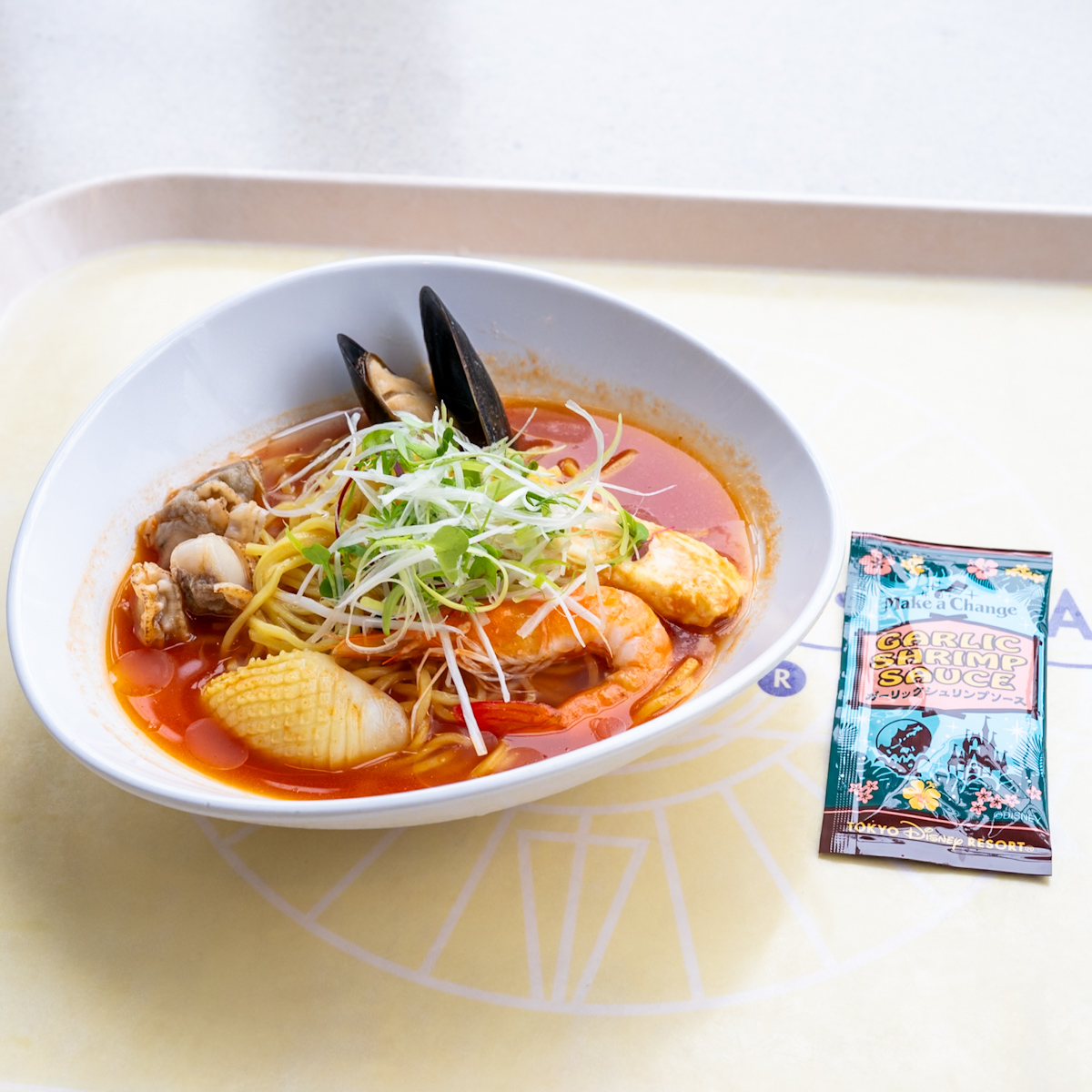 シーフードの冷やし麺（トマト＆サフラン）、ガーリックシュリンプソース付き