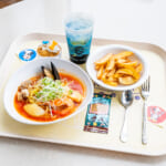 東京ディズニーシー「ホライズンベイ・レストラン」シーフードの冷やし麺（トマト＆サフラン）、ガーリックシュリンプソース付きとフライドポテト3