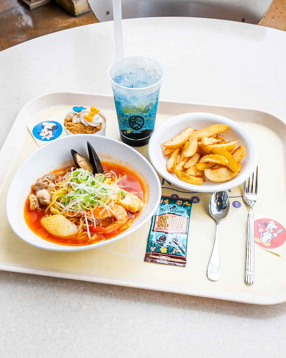 東京ディズニーシー「ホライズンベイ・レストラン」シーフードの冷やし麺（トマト＆サフラン）、ガーリックシュリンプソース付きとフライドポテト3