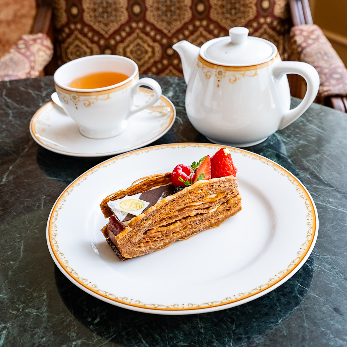ドリーマーズ・ラウンジ　ケーキセット（チョコレートと苺のナポレオン）